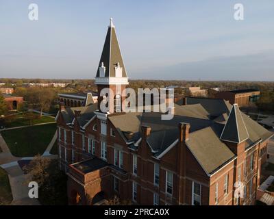 Der Alte Main. Luftaufnahme der Drake University an einem wunderschönen Frühlingsmorgen. Des Moines, Iowa, USA. Stockfoto