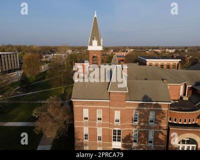 Der Alte Main. Luftaufnahme der Drake University an einem wunderschönen Frühlingsmorgen. Des Moines, Iowa, USA. Stockfoto