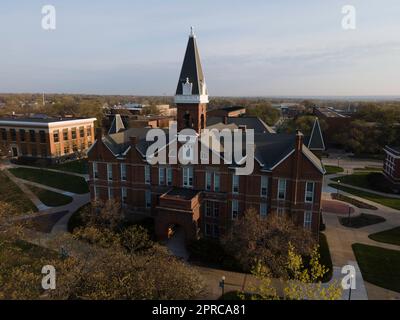 Der Alte Main. Luftaufnahme der Drake University an einem wunderschönen Frühlingsmorgen. Des Moines, Iowa, USA. Stockfoto