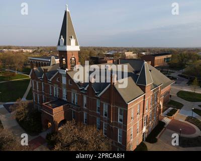 Der Alte Main. Luftaufnahme der Drake University an einem wunderschönen Frühlingsmorgen. Des Moines, Iowa, USA. Stockfoto