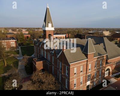 Der Alte Main. Luftaufnahme der Drake University an einem wunderschönen Frühlingsmorgen. Des Moines, Iowa, USA. Stockfoto