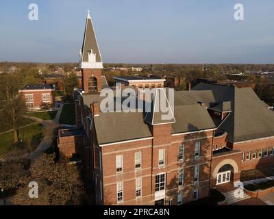Der Alte Main. Luftaufnahme der Drake University an einem wunderschönen Frühlingsmorgen. Des Moines, Iowa, USA. Stockfoto