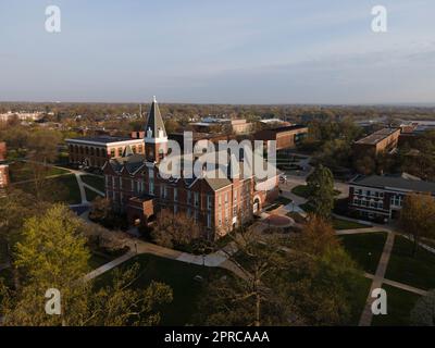 Der Alte Main. Luftaufnahme der Drake University an einem wunderschönen Frühlingsmorgen. Des Moines, Iowa, USA. Stockfoto
