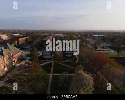 Der Alte Main. Luftaufnahme der Drake University an einem wunderschönen Frühlingsmorgen. Des Moines, Iowa, USA. Stockfoto
