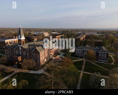 Der Alte Main. Luftaufnahme der Drake University an einem wunderschönen Frühlingsmorgen. Des Moines, Iowa, USA. Stockfoto