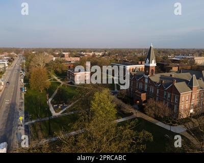Der Alte Main. Luftaufnahme der Drake University an einem wunderschönen Frühlingsmorgen. Des Moines, Iowa, USA. Stockfoto
