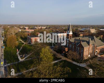 Der Alte Main. Luftaufnahme der Drake University an einem wunderschönen Frühlingsmorgen. Des Moines, Iowa, USA. Stockfoto