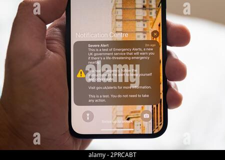 London, Großbritannien. 23. April 2023. In dieser Fotoabbildung wird ein Notfallalarm der britischen Regierung auf dem Smartphone-Bildschirm angezeigt. Die britische Regierung testet einen Dienst, der die Öffentlichkeit vor drohenden Gefahren für das Leben warnen soll. Das Vereinigte Königreich führte am Sonntag seinen ersten Test eines neuen Notrufdienstes durch, bei dem Millionen von Mobiltelefonen um 3:00 Uhr einen lauten Alarm und Vibrationen ausstrahlten. (Kreditbild: © Tejas Sandhu/SOPA Images via ZUMA Press Wire) NUR REDAKTIONELLE VERWENDUNG! Nicht für den kommerziellen GEBRAUCH! Stockfoto