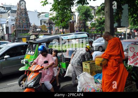 Ein thailändischer buddhistischer Mönch segnet die Einheimischen und empfängt Almosen im Rahmen eines morgendlichen Rituals. Foto in Bangkok, Thailand. Stockfoto