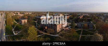 Der Alte Main. Luftaufnahme der Drake University an einem wunderschönen Frühlingsmorgen. Des Moines, Iowa, USA. Stockfoto