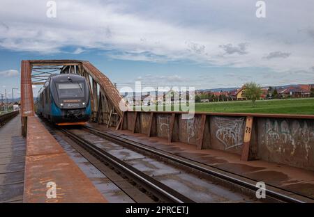 Zug auf der Eisenbahnbrücke über den Fluss Morava Stockfoto