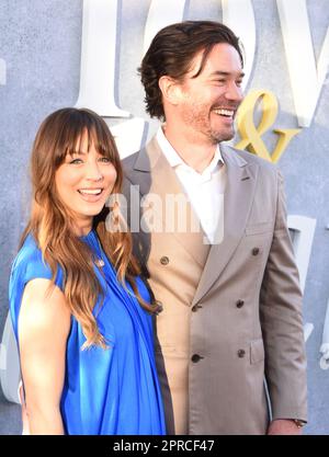 Los Angeles, Kalifornien, USA 26. April 2023 Schauspielerin Kaley Cuoco und Schauspieler Tom Pelphrey nehmen am 26. April 2023 in Los Angeles, Kalifornien, USA, an der Premiere der Max Original Limited Series „Love & Death“ Teil. Foto: Barry King/Alamy Live News Stockfoto