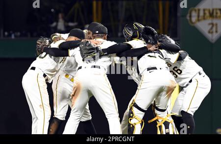 Pittsburgh, Usa. 26. April 2023. Pittsburgh Pirates versammeln sich am Mittwoch, den 26. April 2023 in Pittsburgh, und feiern den 8-1. Sieg gegen die Los Angeles Dodgers im PNC Park. Foto: Archie Carpenter/UPI Credit: UPI/Alamy Live News Stockfoto