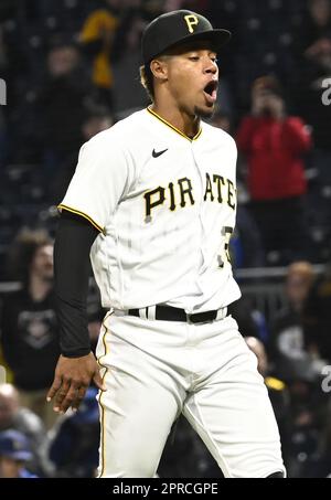 Pittsburgh, Usa. 26. April 2023. Pittsburgh Pirates Relief Pitcher Dauri Moreta (36) reagiert nach dem letzten Spiel und feiert am Mittwoch, den 26. April 2023 in Pittsburgh im PNC Park den 8-1. Sieg gegen die Los Angeles Dodgers. Foto: Archie Carpenter/UPI Credit: UPI/Alamy Live News Stockfoto