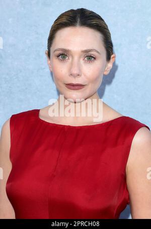 Los Angeles, USA. 26. April 2023. Elizabeth Olsen trifft am Mittwoch, den 26. April 2023, auf DER DGA in Los Angeles, Kalifornien, zur „LOVE & DEATH Series Premiere“ ein. (Foto: Juan Pablo Rico/Sipa USA) Guthaben: SIPA USA/Alamy Live News Stockfoto