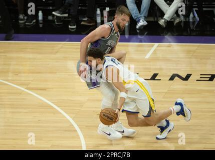 Sacramento, Kalifornien, USA. 26. April 2023. Sacramento Kings Center Domantas Sabonis (10) trifft Golden State Warriors Guard Klay Thompson (11) während des Spiels 5 der ersten Runde der NBA-Playoff-Reihe im Golden 1 Center am Mittwoch, den 26. April 2023. (Kreditbild: © Paul Kitagaki Jr./ZUMA Press Wire) NUR REDAKTIONELLE VERWENDUNG! Nicht für den kommerziellen GEBRAUCH! Stockfoto