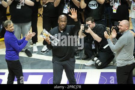 Sacramento, Kalifornien, USA. 26. April 2023. Sacramento Kings Coach Mike Brown reeves Coach of the Year Award während Spiel 5 der NBA-Playoff-Reihe in der ersten Runde am Mittwoch, den 26. April 2023 im Golden 1 Center. (Kreditbild: © Paul Kitagaki Jr./ZUMA Press Wire) NUR REDAKTIONELLE VERWENDUNG! Nicht für den kommerziellen GEBRAUCH! Stockfoto