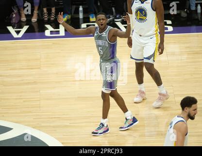 Sacramento, Kalifornien, USA. 26. April 2023. Sacramento Kings Guard De'Aaron Fox (5) reagiert nach dem Korb während Spiel 5 der ersten Runde der NBA-Playoff-Reihe am Mittwoch, den 26. April 2023 im Golden 1 Center. (Kreditbild: © Paul Kitagaki Jr./ZUMA Press Wire) NUR REDAKTIONELLE VERWENDUNG! Nicht für den kommerziellen GEBRAUCH! Stockfoto