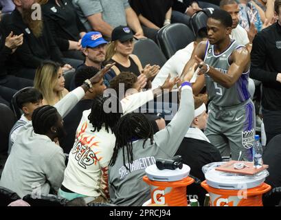 Sacramento, Kalifornien, USA. 26. April 2023. Sacramento Kings Garde De'Aaron Fox (5) High-Fives Fans während einer Auszeit in Spiel 5 der NBA-Playoff-Reihe der ersten Runde am Mittwoch, den 26. April 2023 im Golden 1 Center. (Kreditbild: © Paul Kitagaki Jr./ZUMA Press Wire) NUR REDAKTIONELLE VERWENDUNG! Nicht für den kommerziellen GEBRAUCH! Stockfoto