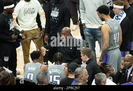 Sacramento, Kalifornien, USA. 26. April 2023. Der Trainer Mike Brown von Sacramento Kings spricht am Mittwoch, den 26. April 2023, während des Spiels 5 der NBA-Playoff-Reihe in der ersten Runde im Golden 1 Center mit dem Spieler. (Kreditbild: © Paul Kitagaki Jr./ZUMA Press Wire) NUR REDAKTIONELLE VERWENDUNG! Nicht für den kommerziellen GEBRAUCH! Stockfoto