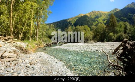 Winziger, klarer, kalter Fluss mit Kieselsteinen im Arkhyz Mountain Ridge - Foto der Natur Stockfoto