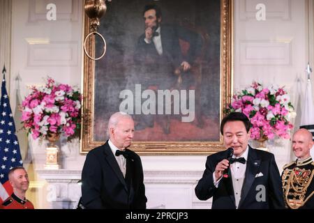 Washington, Usa. 26. April 2023. Präsident Yoon Suk-Yeol von der Republik Korea singt als US-Präsident Präsident Joe Biden sieht sich das Staatsessen an, das am Mittwoch, den 26. April 2023, im East Room des Weißen Hauses in Washington, DC stattfindet. Foto: Oliver Contreras/UPI Credit: UPI/Alamy Live News Stockfoto