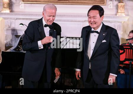 Washington, Usa. 26. April 2023. Präsident Yoon Suk-Yeol der Republik Korea und der USA Präsident Joe Biden spricht während des Staatsessens, das am Mittwoch, den 26. April 2023, im East Room des Weißen Hauses in Washington, DC stattfindet. Foto: Oliver Contreras/UPI Credit: UPI/Alamy Live News Stockfoto