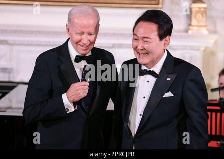 Washington, Usa. 26. April 2023. Präsident Yoon Suk-Yeol der Republik Korea und der USA Präsident Joe Biden spricht während des Staatsessens, das am Mittwoch, den 26. April 2023, im East Room des Weißen Hauses in Washington, DC stattfindet. Foto: Oliver Contreras/UPI Credit: UPI/Alamy Live News Stockfoto