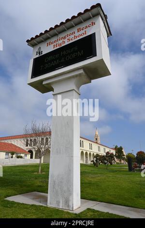 HUNTINGTON BEACH, KALIFORNIEN - 23. April 2023: Elektronisches Schild an der Huntington Beach Union High School. Stockfoto