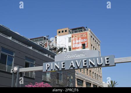 LONG BEACH, KALIFORNIEN - 18. April 23023: Historisches Schild Pine Avenue in Downtown Long Beach. Stockfoto