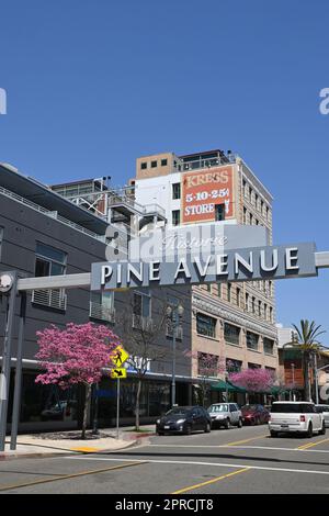 LONG BEACH, KALIFORNIEN - 18. April 23023: Historisches Schild Pine Avenue in Downtown Long Beach. Stockfoto