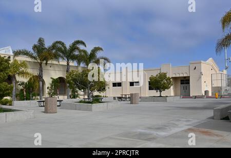 HUNTINGTON BEACH, KALIFORNIEN - 23. April 2023: Quad auf dem Campus der Huntington Beach Union High School. Stockfoto