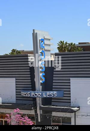 LONG BEACH, KALIFORNIEN - 18. April 23023: Ross Dress for Less Schild entlang der Promenade in Downtown Long Beach. Stockfoto