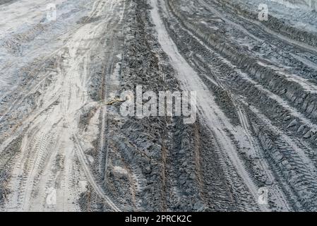 Tonschlammstraße mit Reifenspuren in indien Stockfoto