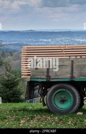 Landleben: Detail eines Traktors oder eines alten Pickups, der mit Holzbohlen auf der Plattform beladen ist. Holz für die Reparatur eines Landhauses. Stockfoto