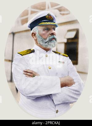 Ein ausgezeichneter Schiffskapitän mit weißem Bart und Uniform steht selbstbewusst an Deck. Die Haltung und Kleidung des Kapitäns vermitteln Autorität und Erfahrung auf See. Edward John Smith war ein britischer Seekapitän und Marineoffizier. Smith ist bekannt als Kapitän der RMS Titanic. Er stand an der Spitze der Titanic auf ihrer Jungfernfahrt von Southampton, England, nach New York City im April 1912. In der Nacht vom 14. April traf das Schiff einen Eisberg. Smith ordnete einen Bericht über den Schaden an und es wurde festgestellt, dass das Schiff gründen würde. Smith wurde zuletzt auf der Brücke gesehen. Seine Leiche wurde nie gefunden. Stockfoto