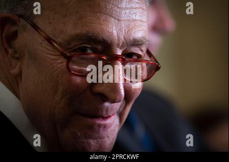 Washington, Vereinigte Staaten. 26. April 2023. Der Mehrheitsführer des US-Senats, Chuck Schumer (Demokrat von New York), spricht mit Reportern am US-Kapitol in Washington, DC, Mittwoch, den 26. April 2023. Kredit: Cliff Owen/CNP/dpa/Alamy Live News Stockfoto