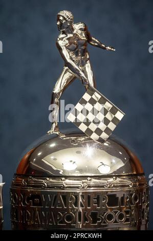 Washington, Vereinigte Staaten. 26. April 2023. Im UL.S Capitol in Washington am Mittwoch, den 26. April 2023, wird die Trophäe „Borg-Warner“ zu Ehren des Gewinners jedes Jahres des Indianapolis 500-Rennens ausgestellt. Kredit: Cliff Owen/CNP/dpa/Alamy Live News Stockfoto