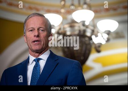 Washington, Vereinigte Staaten. 26. April 2023. US-Senator John Thune (Republikaner von South Dakota) spricht am Mittwoch, den 26. April 2023, mit Reportern im US Capitol in Washington, DC. Kredit: Cliff Owen/CNP/dpa/Alamy Live News Stockfoto