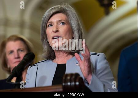 Washington, Vereinigte Staaten. 26. April 2023. US-Senator Joni Ernst (Republikaner von Iowa) spricht mit Reportern im US-Kapitol in Washington, DC, Mittwoch, den 26. April 2023. Kredit: Cliff Owen/CNP/dpa/Alamy Live News Stockfoto