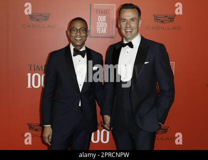 New York, Usa. 26. April 2023. Don Lemon, Left, und Tim Malone kommt am Mittwoch, den 26. April 2023, auf dem roten Teppich bei der Gala 2023 TIME100 in New York City an. Foto: Peter Foley/UPI Credit: UPI/Alamy Live News Stockfoto