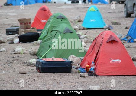 HAMI, CHINA - 21. APRIL 2023 - ein Luftfoto zeigt Camper in der entvölkerten Zone in Hami, Provinz Xinjiang, China, 21. April 2023. Stockfoto