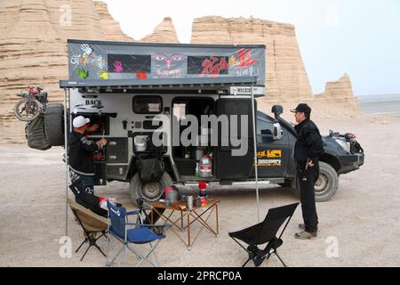 HAMI, CHINA - 21. APRIL 2023 - ein Luftfoto zeigt Camper in der entvölkerten Zone in Hami, Provinz Xinjiang, China, 21. April 2023. Stockfoto