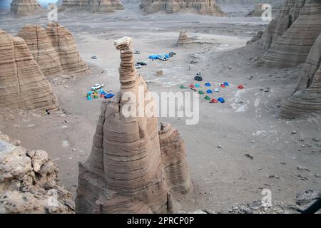 HAMI, CHINA - 21. APRIL 2023 - ein Luftfoto zeigt Camper in der entvölkerten Zone in Hami, Provinz Xinjiang, China, 21. April 2023. Stockfoto