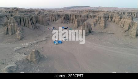 HAMI, CHINA - 21. APRIL 2023 - ein Luftfoto zeigt Camper in der entvölkerten Zone in Hami, Provinz Xinjiang, China, 21. April 2023. Stockfoto