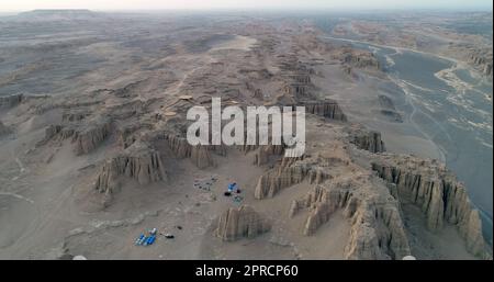 HAMI, CHINA - 21. APRIL 2023 - ein Luftfoto zeigt Camper in der entvölkerten Zone in Hami, Provinz Xinjiang, China, 21. April 2023. Stockfoto