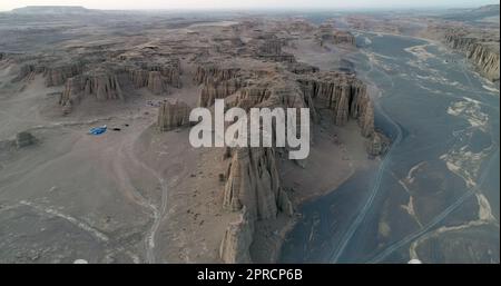 HAMI, CHINA - 21. APRIL 2023 - ein Luftfoto zeigt Camper in der entvölkerten Zone in Hami, Provinz Xinjiang, China, 21. April 2023. Stockfoto