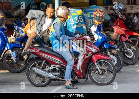 SAMUT PRAKAN, THAILAND, FEBRUAR 07 2023, ein Mann steigt in ein Moto Taxi Stockfoto