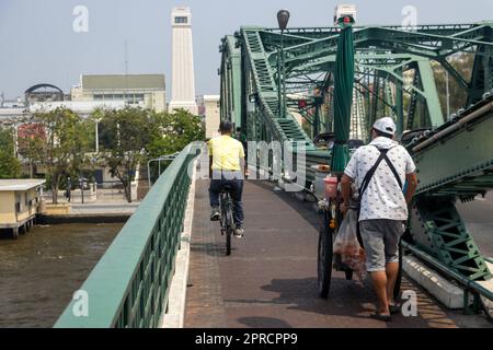 Verkehr auf dem Fußweg der Buddha Yodfa Chulalok Maharat Brücke, Bangkok, Thailand Stockfoto