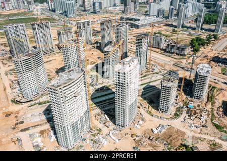 Bau von Hochhaus-Apartmentgebäuden in einem neuen Wohngebiet. Draufsicht. Stockfoto